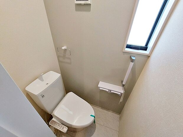 【トイレ】 窓があり温水洗浄機能の付いた快適なトイレを2カ所に設置。使用が重なる朝も安心ですね!