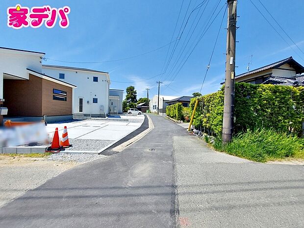 前面道路:北側約4m幅、前面道路:東側約4.7m幅 前面道路は見通しが良く、車の移動もスムーズに行えます。