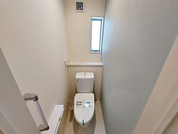【トイレ】 トイレは2カ所に温水洗浄付きを完備!小窓が付いている為換気もスッキリして頂けます。