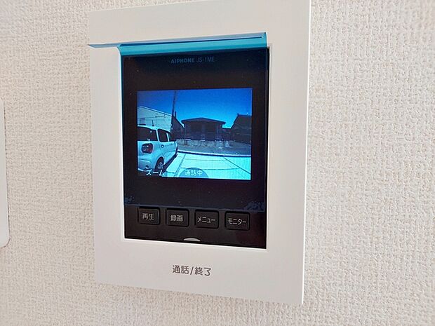 【TVモニター付きインターホン】 留守中の来訪者画像を自動で録画・保存できる録画機能を内蔵。防犯性に優れた安心のシステム。スッキリとしたデザインで、誰でも簡単に操作していだけます。