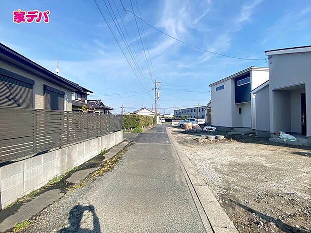前面道路は車通り少ないのでお子様も安心して暮らせる環境です