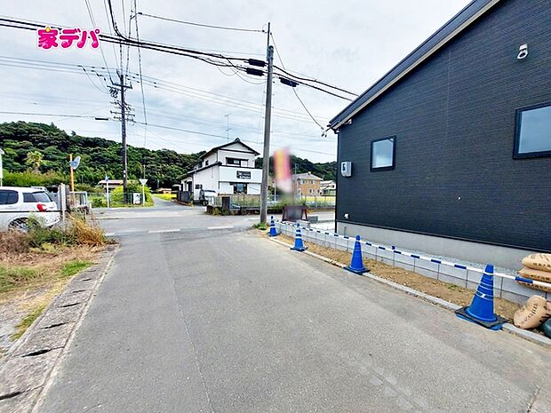 前面道路も広く車通りも少ないので、運転が苦手な方でも自分のペースで駐車ができます