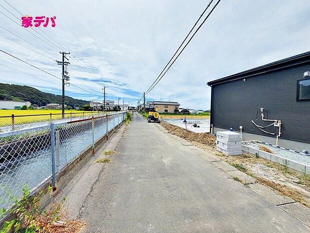 前面道路は見通しが良く、車の移動もスムーズに行えます。