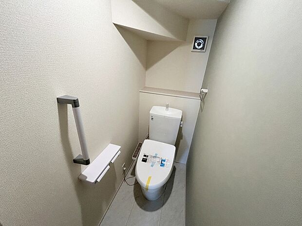 【1階トイレ】 各フロア1カ所ずつシャワー機能付トイレを設置しており、忙しい朝の混雑も解消!
