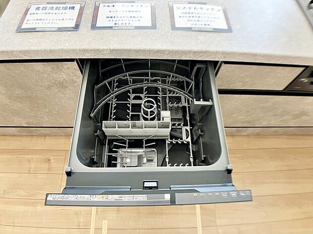 【食器洗浄乾燥機】 食洗機付きで、食後の食器洗いの手間を軽減できるため、片付けにかかる時間を短縮しやすくなります。まとめて洗浄できるため家事負担を減らしやすく、食後の片付けもスムーズに行えます。