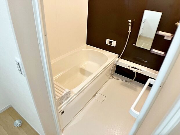 【浴室】 防水性や保温性に配慮されたシステムバスルームです。洗い場と脱衣所の段差が少なく、出入りがしやすいバリアフリー仕様となっており、ご家族の毎日の入浴を快適にサポートしてくれる空間です。