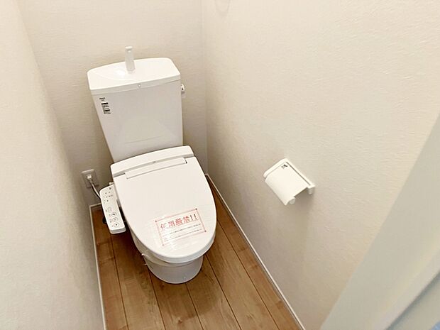 【1階トイレ】 各フロアに1か所ずつシャワー機能付きトイレを設置しており、朝の忙しい時間帯でもスムーズに利用できるため、混雑の軽減にもつながります。