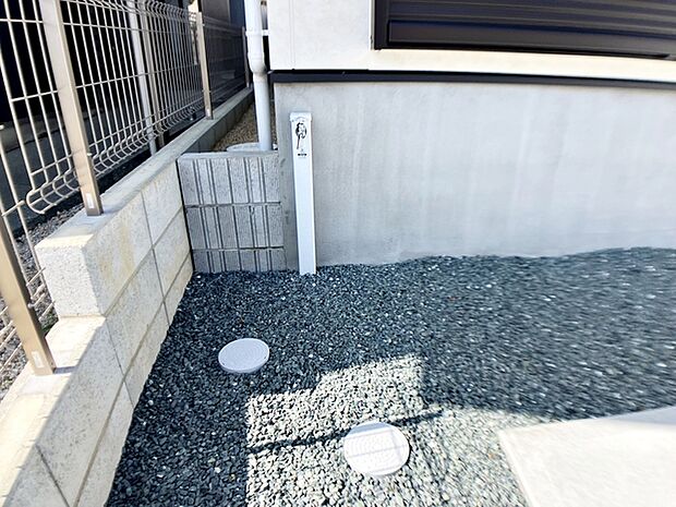立水栓があるので、お庭の水やりや洗車、外まわりのお掃除もスムーズ。夏にはお子様の水遊びにも活用でき、屋外でのさまざまなシーンで便利に使える、うれしい設備です。