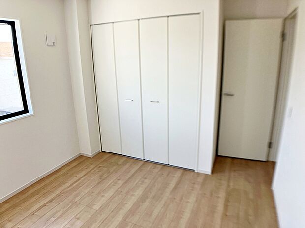 【洋室約5.6帖】 しっかりとした大きさのクローゼットを備えており、衣類や日用品などをすっきりと収納できます。