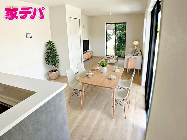 【リビング約24.4帖】 ソファやダイニングセットを配置してもゆとりあるレイアウトが可能です。大きな窓からたっぷりの陽光が差し込み、明るいリビングでご家族それぞれが思い思いの時間を過ごせます。