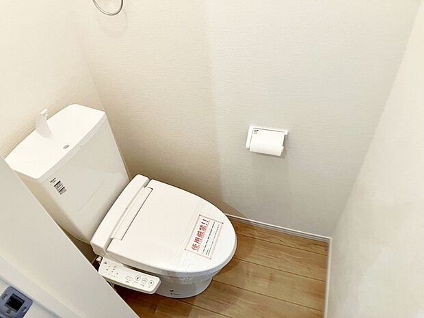 【1階トイレ】 1、2階共にシャワー付きトイレを備えており、快適にお使いいただけます。清潔に使いやすく、お手入れもしやすい仕様で、毎日気持ちよくお使いいただけます。