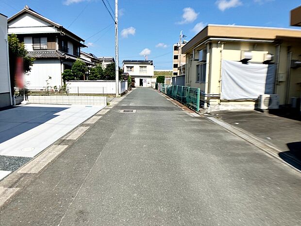 前面道路:南側約5m幅。前面道路は見通しが良く、車の移動や駐車もスムーズに行えます。毎日の通勤やお買い物などのお出かけも快適で、ゆとりを持って車を出し入れできるのが魅力。