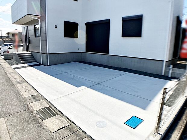 並列3台駐車可能なカースペースを確保!ご家族それぞれがお車をお持ちの場合はもちろん、お友達やご親族が遊びに来た際にも困りません。来客時にも安心してお迎えできる、ゆとりのある駐車スペースです。