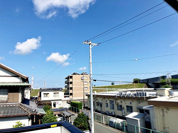 バルコニーからは閑静な街並みを望むことができ、外の空気を感じながら過ごせるスペースです。日常の中で外の景色を眺めることで気分転換もしやすく、ほどよい開放感も感じられます。