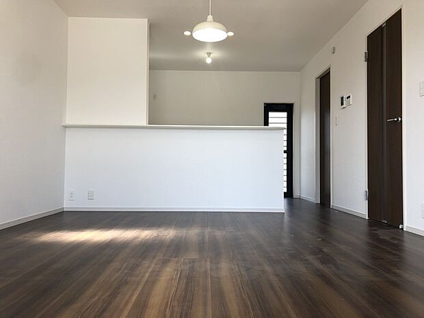 【施工例】のんびりくつろぐソファや、お食事を楽しむダイニングセットを置いても圧迫感はありません。