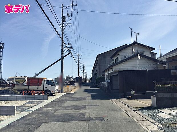 前面道路はゆとりの6ｍ!車通りが少なく、駐車が苦手な方でも安心の道路幅です 