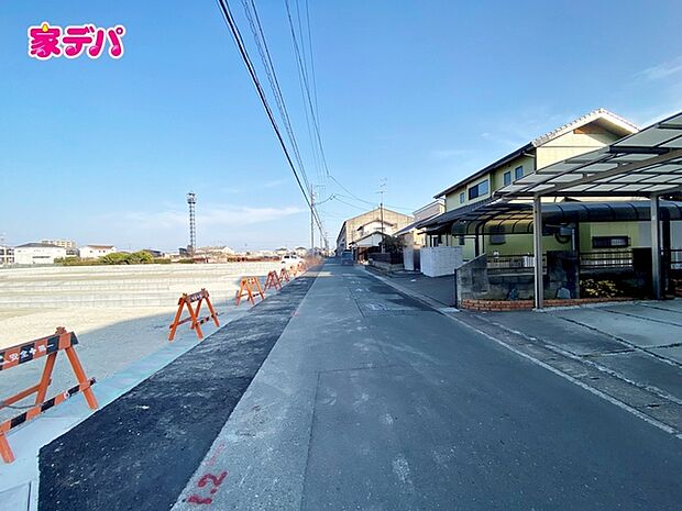 前面道路はゆとりの6m!車通りが少なく、駐車が苦手な方でも安心の道路幅です