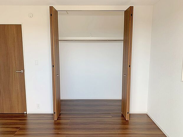 【施工例】壁面クローゼットがあればタンスを置く必要がなく出っ張りのないスッキリ空間を維持できます。 