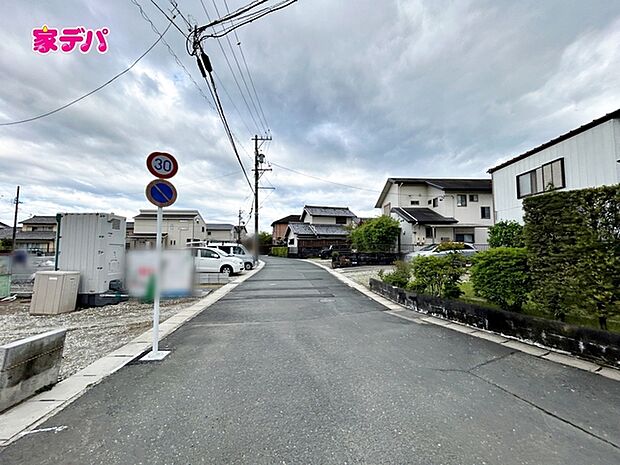 前面道路は見通しが良く、車の移動もスムーズに行えます。