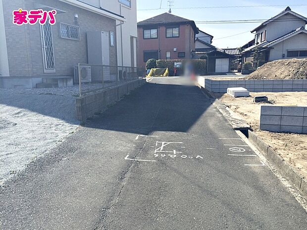 前面道路は見通しが良く、車の移動もスムーズに行えます。 