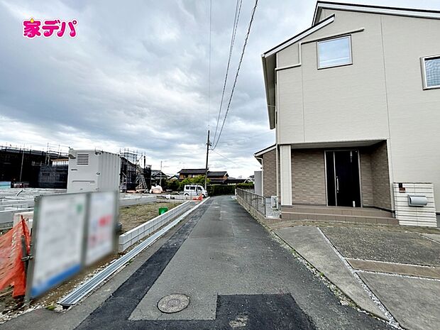 前面は車通りの少ない道路。お車の出し入れが苦手な方も安心ですね。