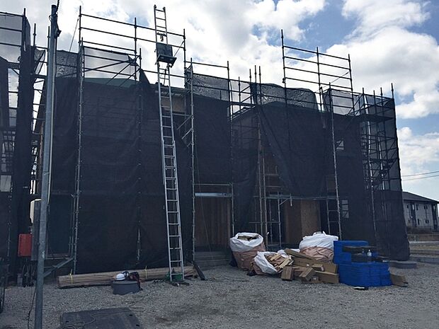 地域に密着した不動産販売でお客様のニーズに、経験豊富なスタッフが柔軟にご対応させて頂きます。(右側の建物になります)