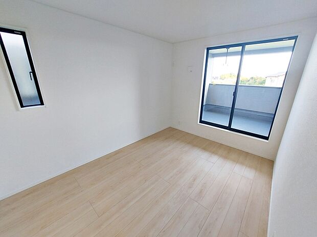 【洋室6帖】 バルコニーに面した明るい洋室!太陽の光もたくさん入って、明るいお部屋です。