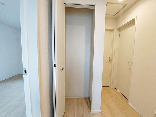 2階廊下にはご家族の共有収納スペースを設けました。使用頻度が少ないもの、季節的なものの収納に便利！ 