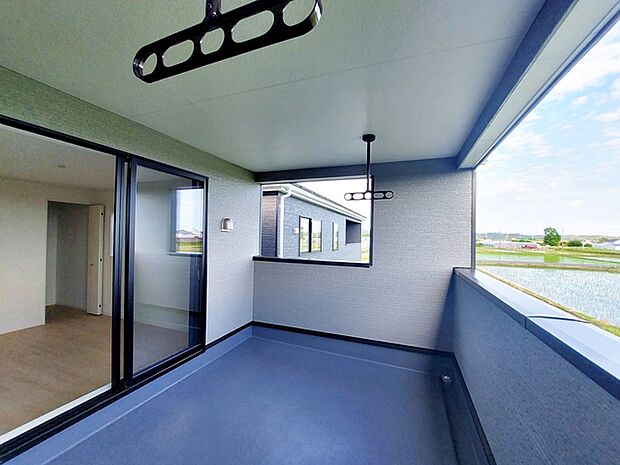 【バルコニー】 2部屋からアクセスできるインナーバルコニーには屋根があるので天候に左右せずにバルコニーを使えます