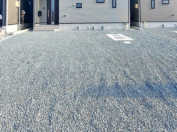 5台駐車出来る便利な駐車場！広々としたゆったりカースペースなので駐車も楽にこなせます！ 