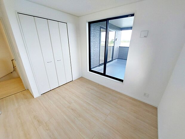 【洋室5.2帖】 お子様の一人部屋に最適な居室です。クローゼット付きで自然とお片付けできる環境に！  