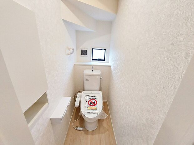 【1階トイレ】 窓があり温水洗浄機能の付いた快適なトイレを1階と2階に設置。使用が重なる朝も2ヶ所あれば安心ですね!