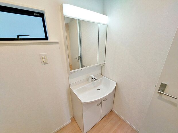 【洗面台】 収納力と機能性に優れた洗面台で、朝の忙しい時間でも身支度準備がスムーズにできます。