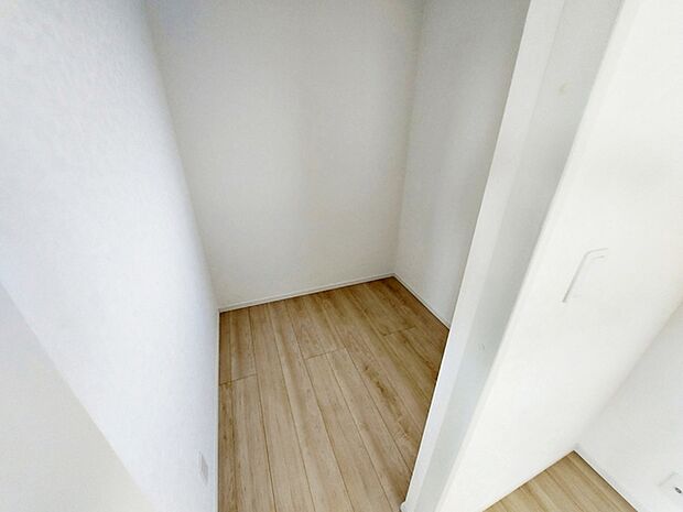 【WIC2帖】 ウォークインクローゼットのある住まいで収納上手な生活を実現!衣類だけでなく、箱物や思い出の品もたっぷり収納できます。