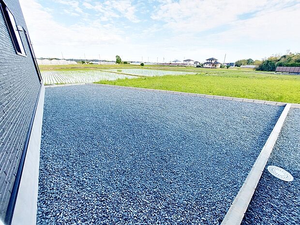 鉢植えやプランターを置いてガーデニングが楽しめます。夏はプール遊びやBBQで楽しい休日を過ごせますよ！ 