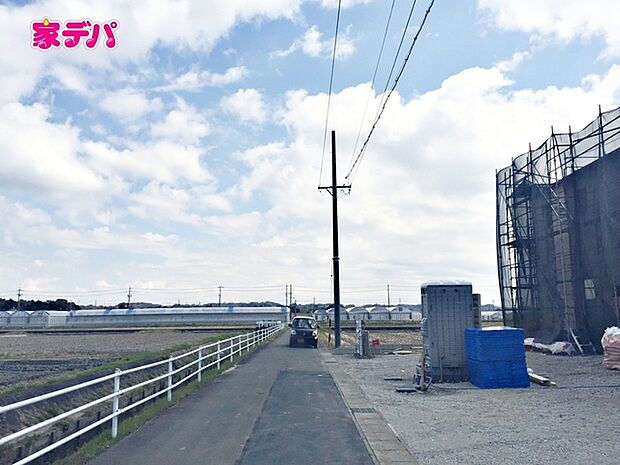 静かな住宅街で、車の出入りもスムーズです。 