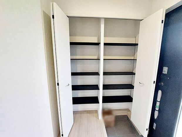 【シューズボックス】 玄関は清潔感のある空間にしたいもの。ご家族が多いご家庭には便利なたっぷり収納できるシューズボックス 