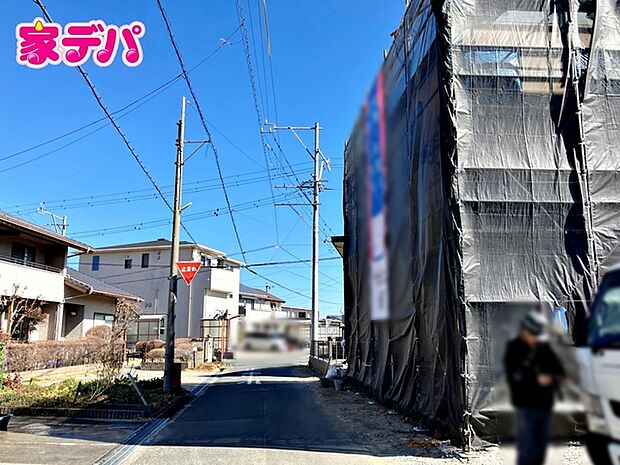 前面道路は見通しが良く、車の移動もスムーズに行えます。