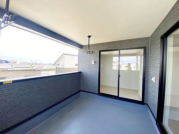 【バルコニー】 2部屋から出入り可能な雨の日のお洗濯にも安心のインナーバルコニー。