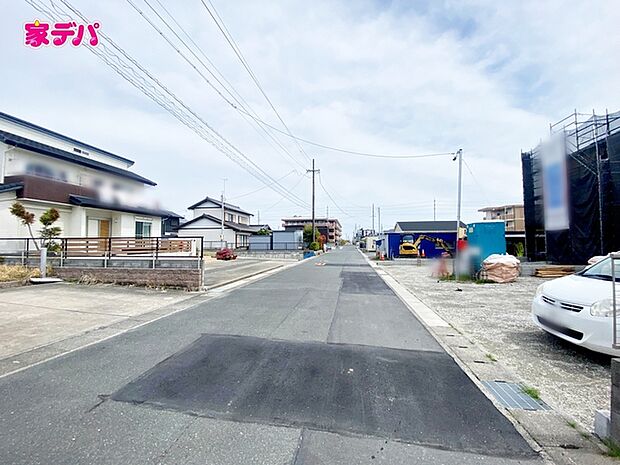 前面道路は見通しが良く、車の移動もスムーズに行えます。