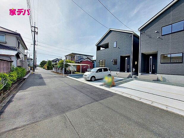 前面道路:南側約6m幅 前面約6m幅の道路に面しており、通行や駐車の際に余裕がある広さです。運転が苦手な方でもラクラク!