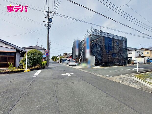 前面約6ｍ幅の道路に面しており、通行や駐車の際に余裕がある広さです。運転が苦手な方でもラクラク！ 