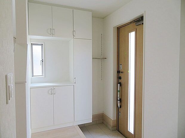 【施工例】家族みんなの靴は多くてたいへん！そんな時にこの玄関にある大容量のシューズBOXは便利です！ 