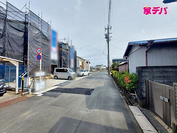 前面約6ｍ幅の道路に面しており、通行や駐車の際に余裕がある広さです。運転が苦手な方でもラクラク！ 