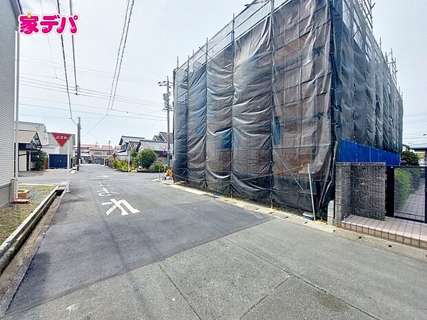 前面道路は約6ｍあり駐車もスムーズに行えます 