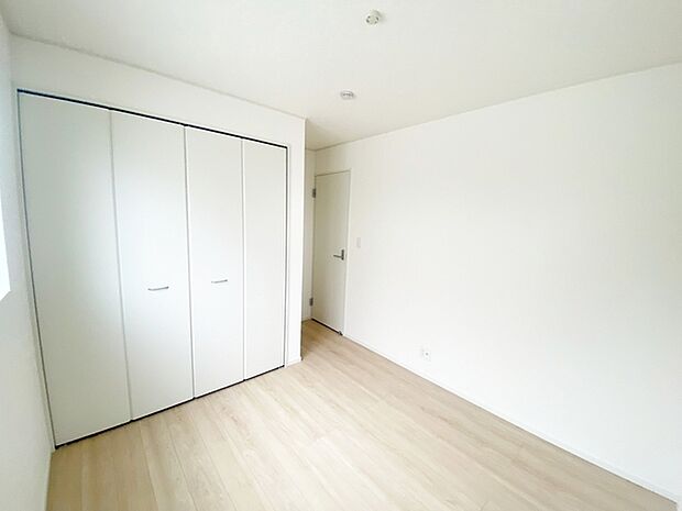 【ストレージルーム5帖】 クローゼット付きの独立した室内は子供部屋はもちろん仕事や趣味のスペースとしても活躍します!
