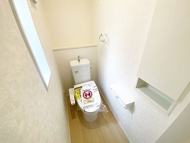 【トイレ】 1、2階共にシャワー機能付！小窓が付いている為換気もスッキリして頂けます。  