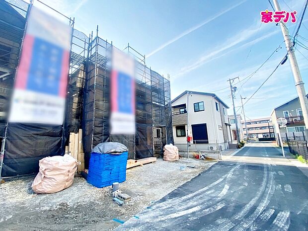上棟しました。ご見学希望のお客様につきましては同型同仕様の物件にご案内いたします(右側)