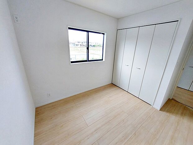 【洋室5帖】 お子様の一人部屋に最適な居室です。クローゼット付きで自然とお片付けできる環境に！ 