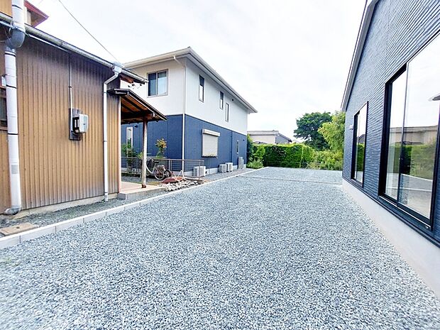 LDKからはお庭に出ることができます!お子様やペットの外遊びにも
